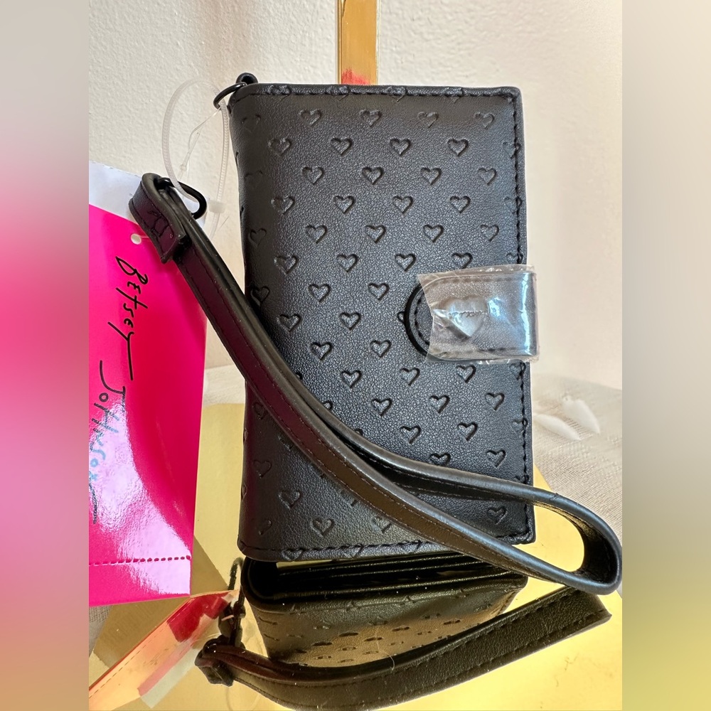NWT Betsey Johnson Xoleah Heart Embossed Black Wristlet Wallet - Picture 2 of 10